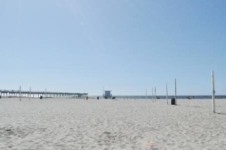 Next To The Hermosa Pier Location Apartment